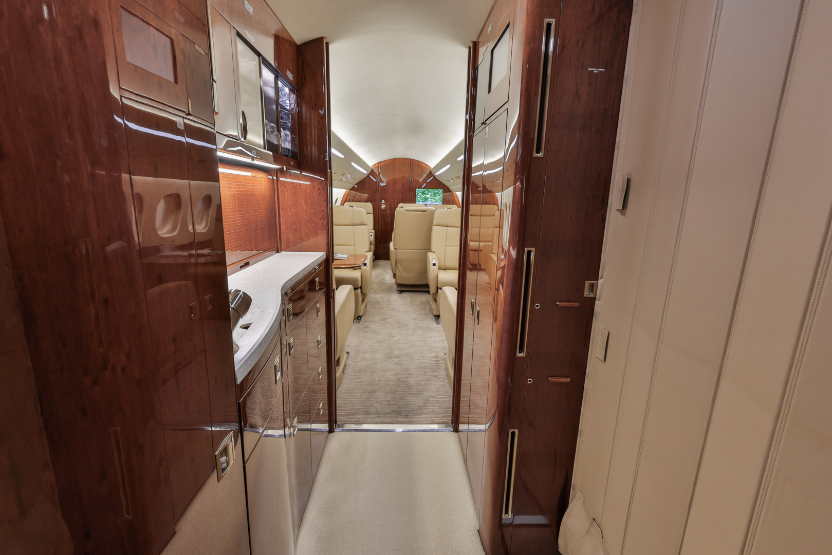 Exterior of the Falcon 2000LX by Dassault featuring PW308C engines