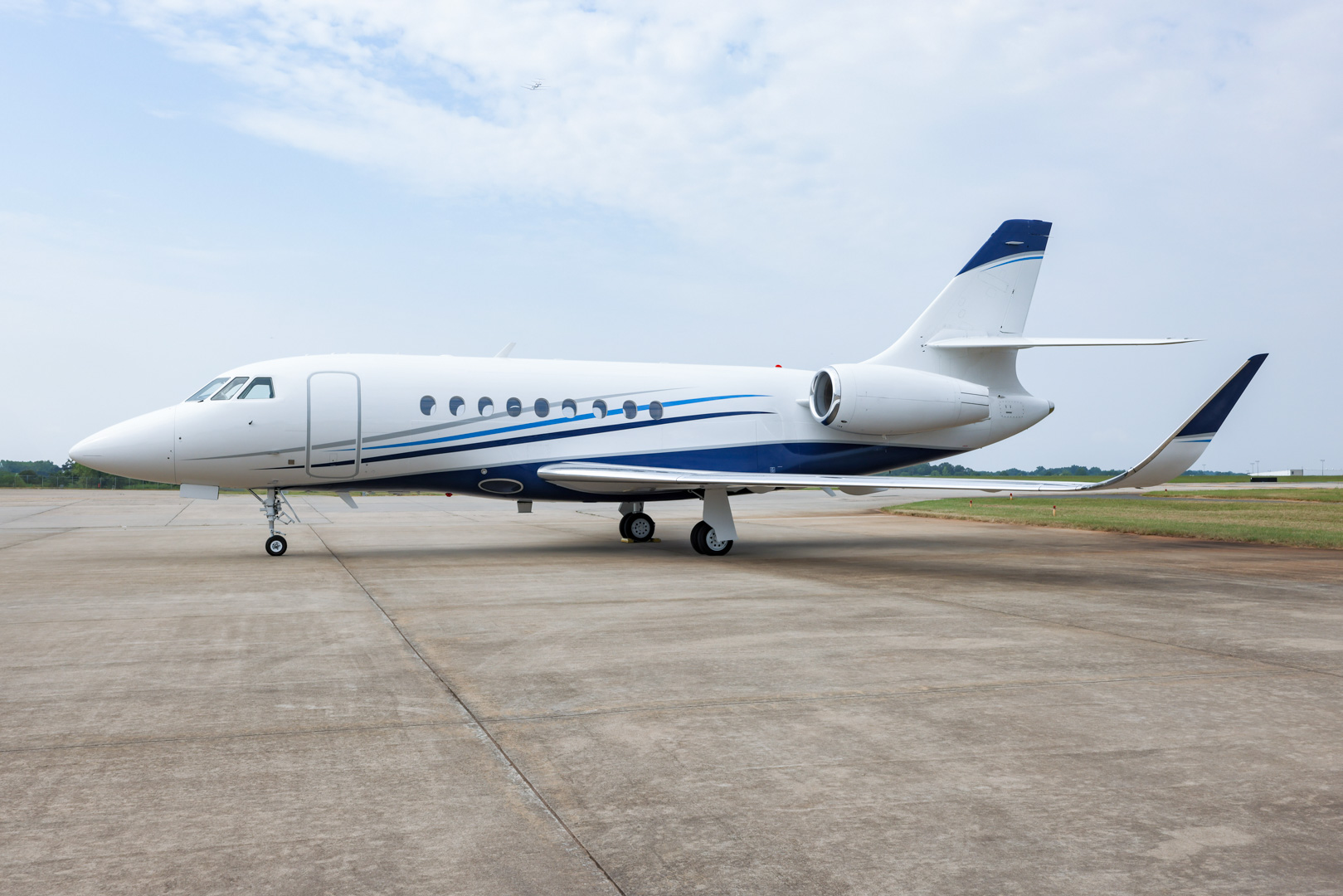 Falcon 2000LXS serial 300 exterior