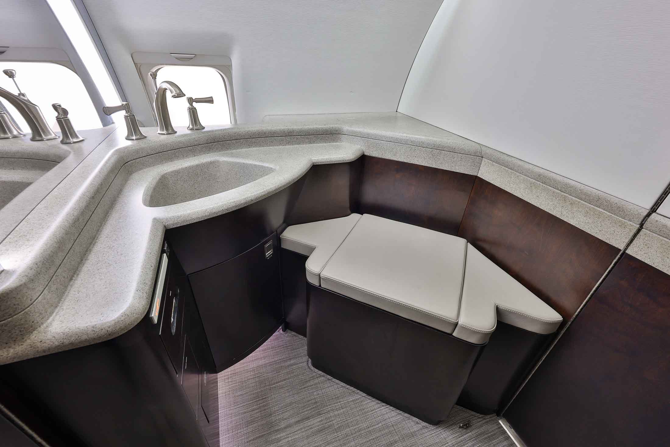 Private Jet Sales Bombardier Challenger 604 head
