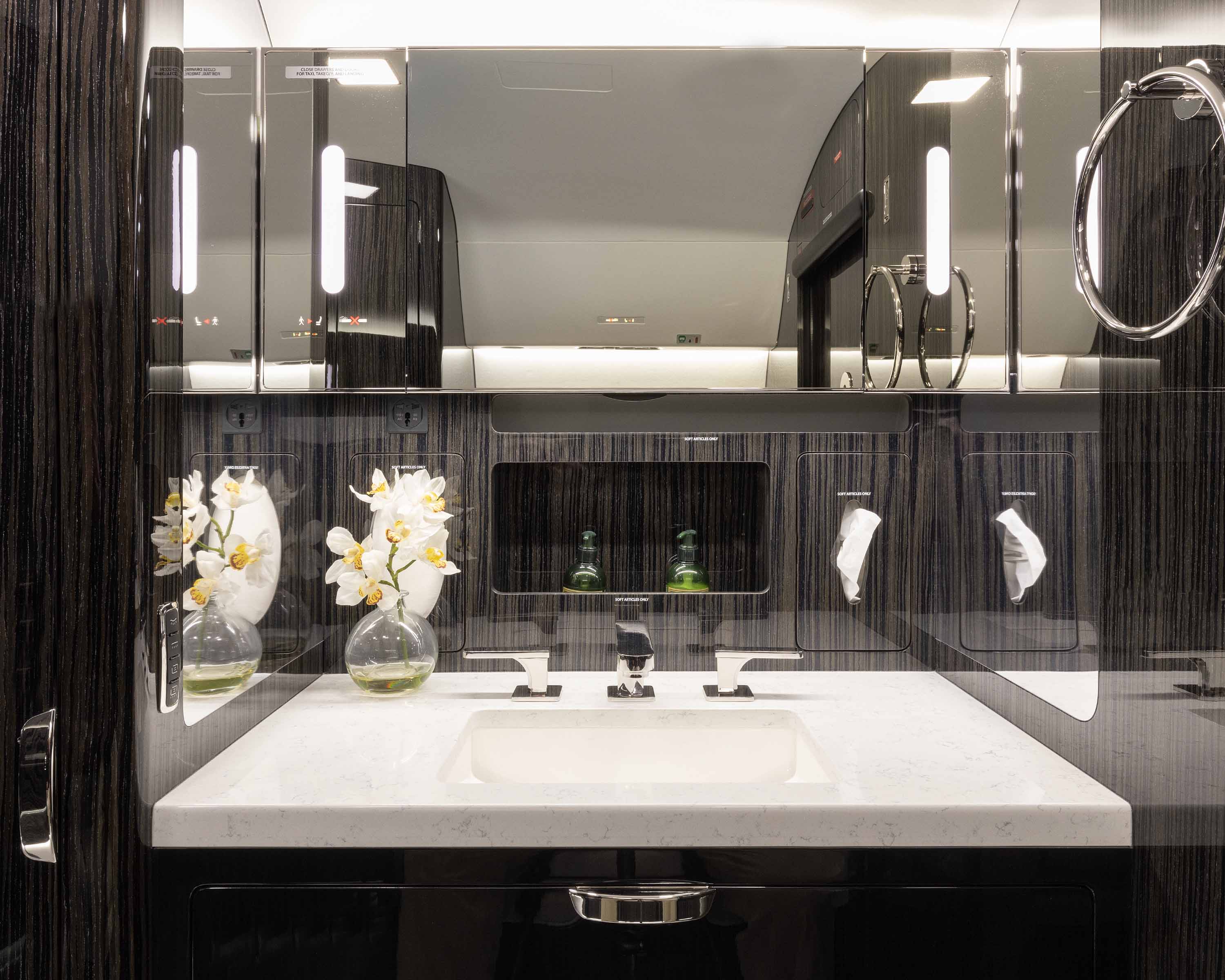 The cockpit and avionic suite of the Dassault Falcon 2000LX available from Private Jet Sales