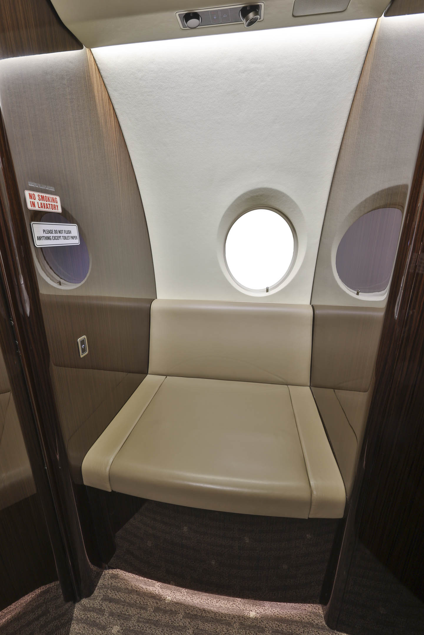 The cockpit and avionic suite of the Dassault Falcon 2000LX available from Private Jet Sales