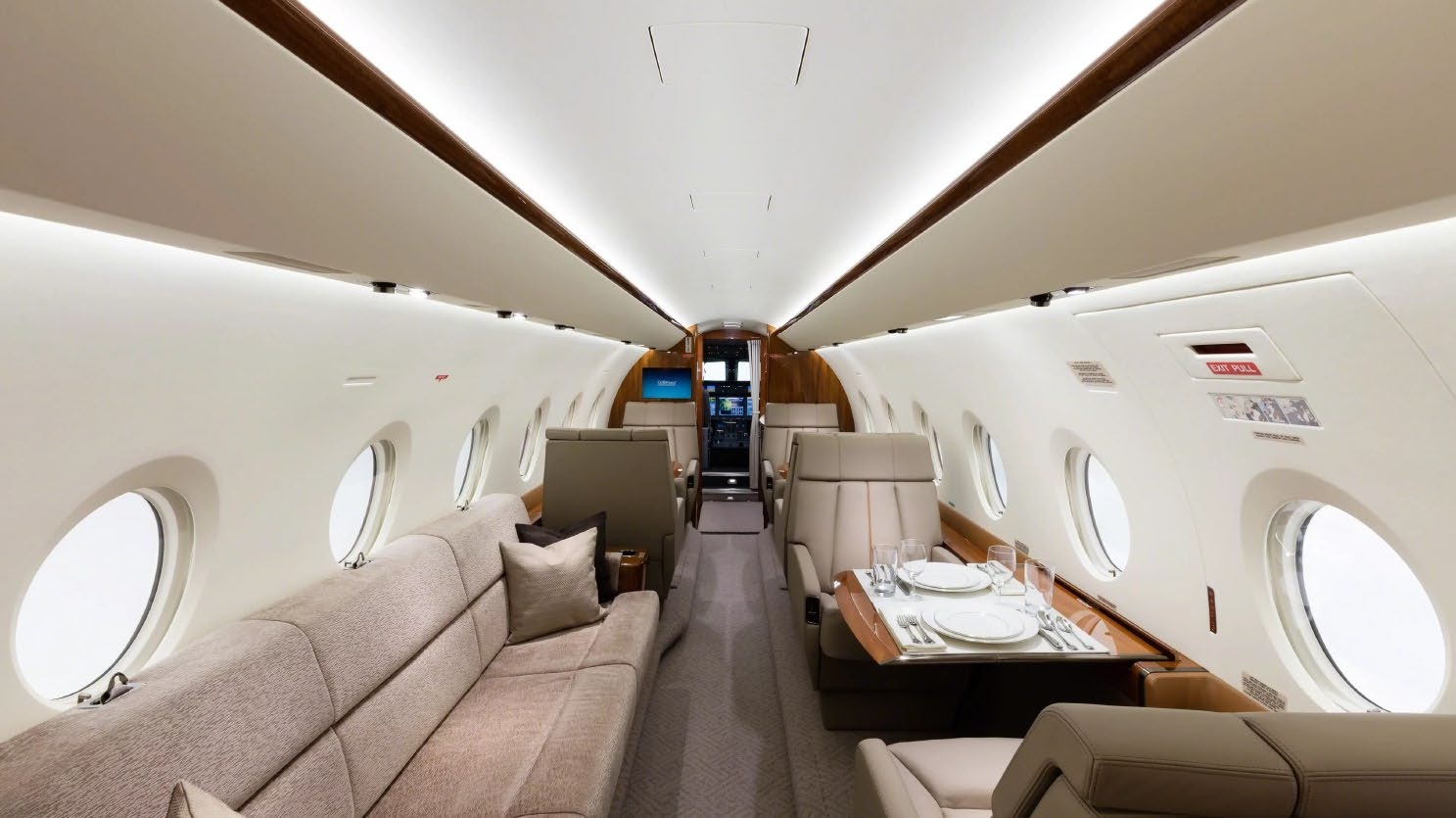 The cockpit and avionic suite of the Dassault Falcon 2000LX available from Private Jet Sales