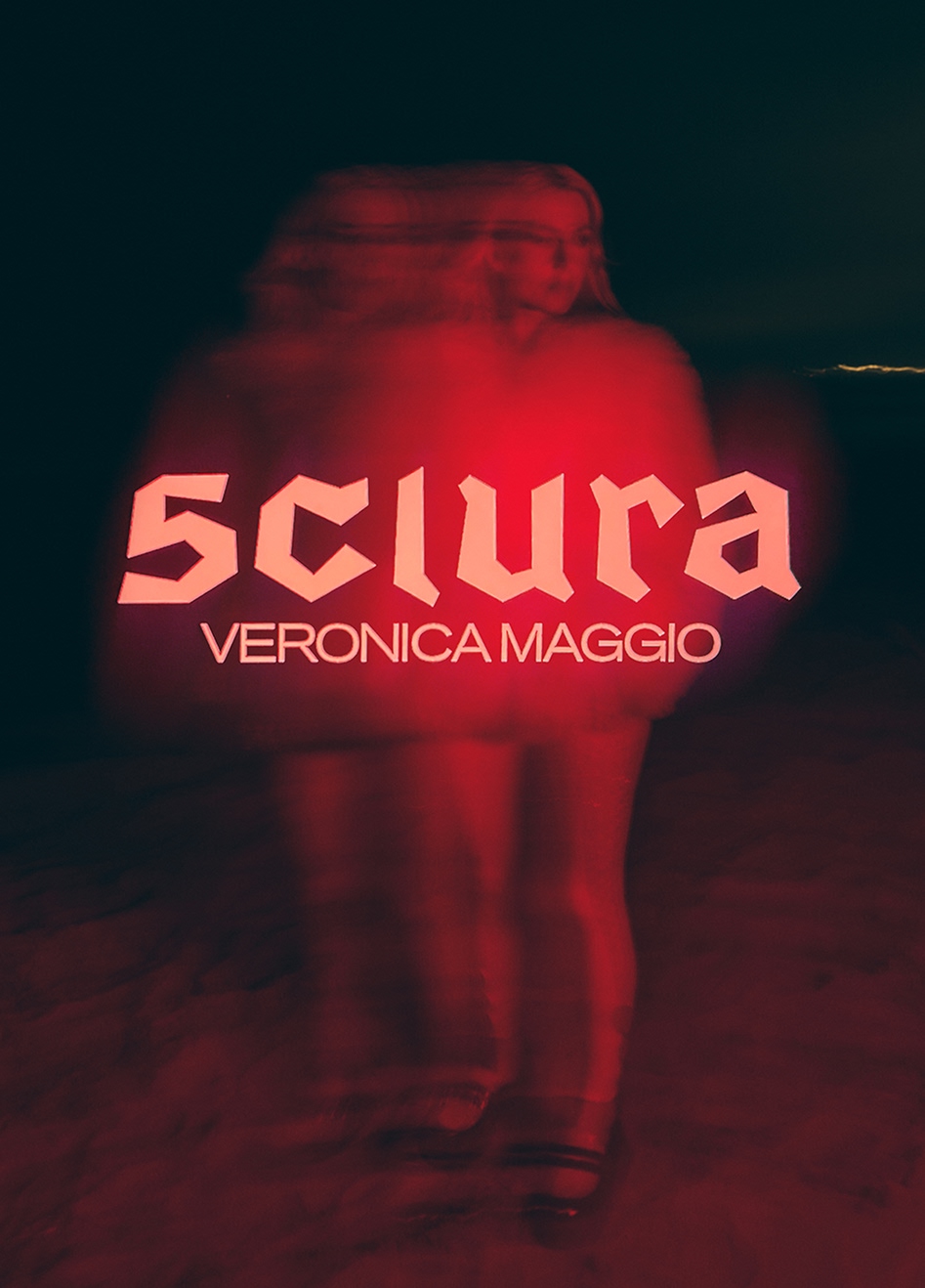 Veronica Maggio i glødende, rødt lys med en fluffly pelsjakke. Sciura logo.