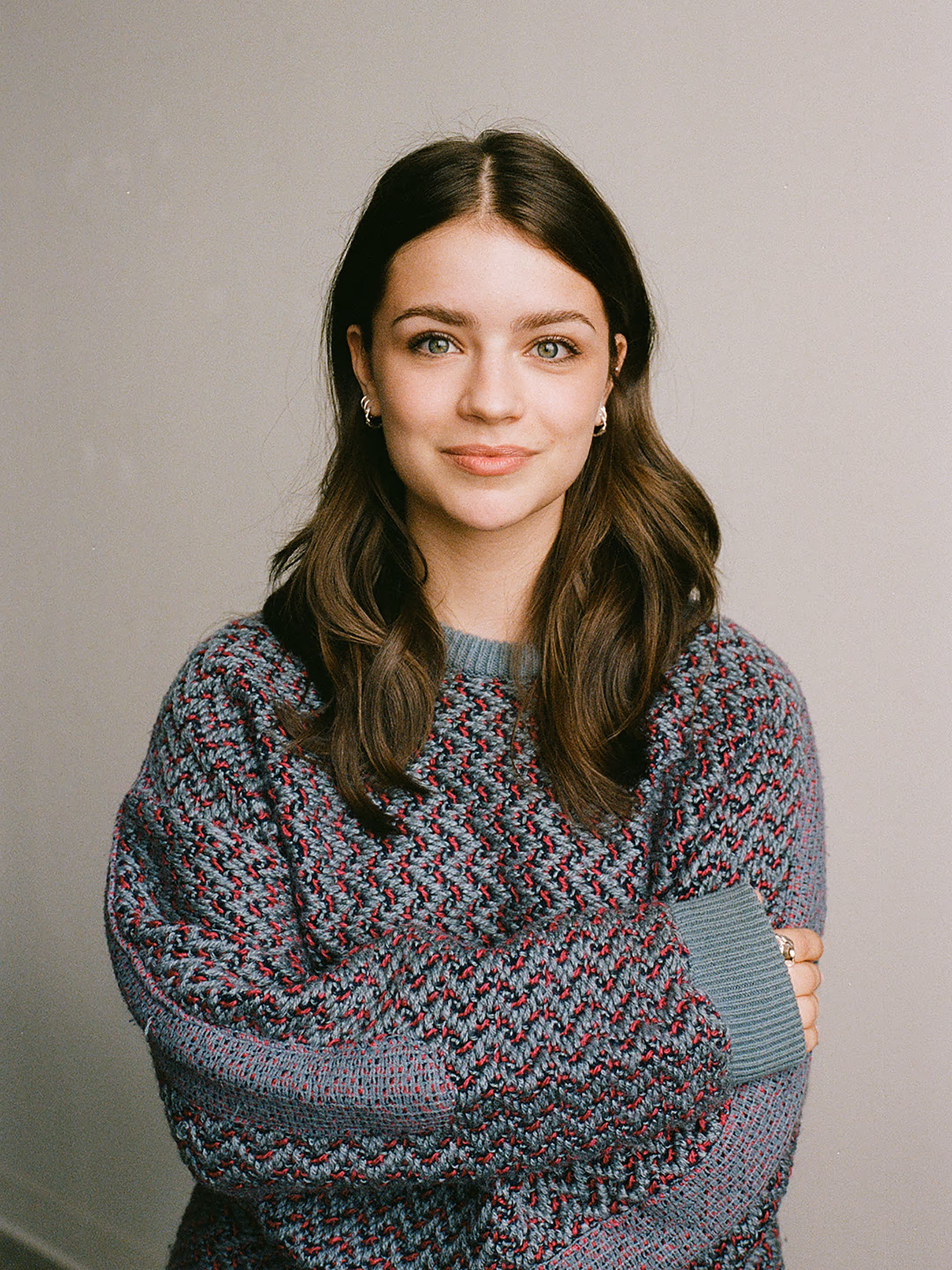 Ariane Brunet est une humoriste avec les cheveux bruns et les yeux pers qui porte une laine mauve.