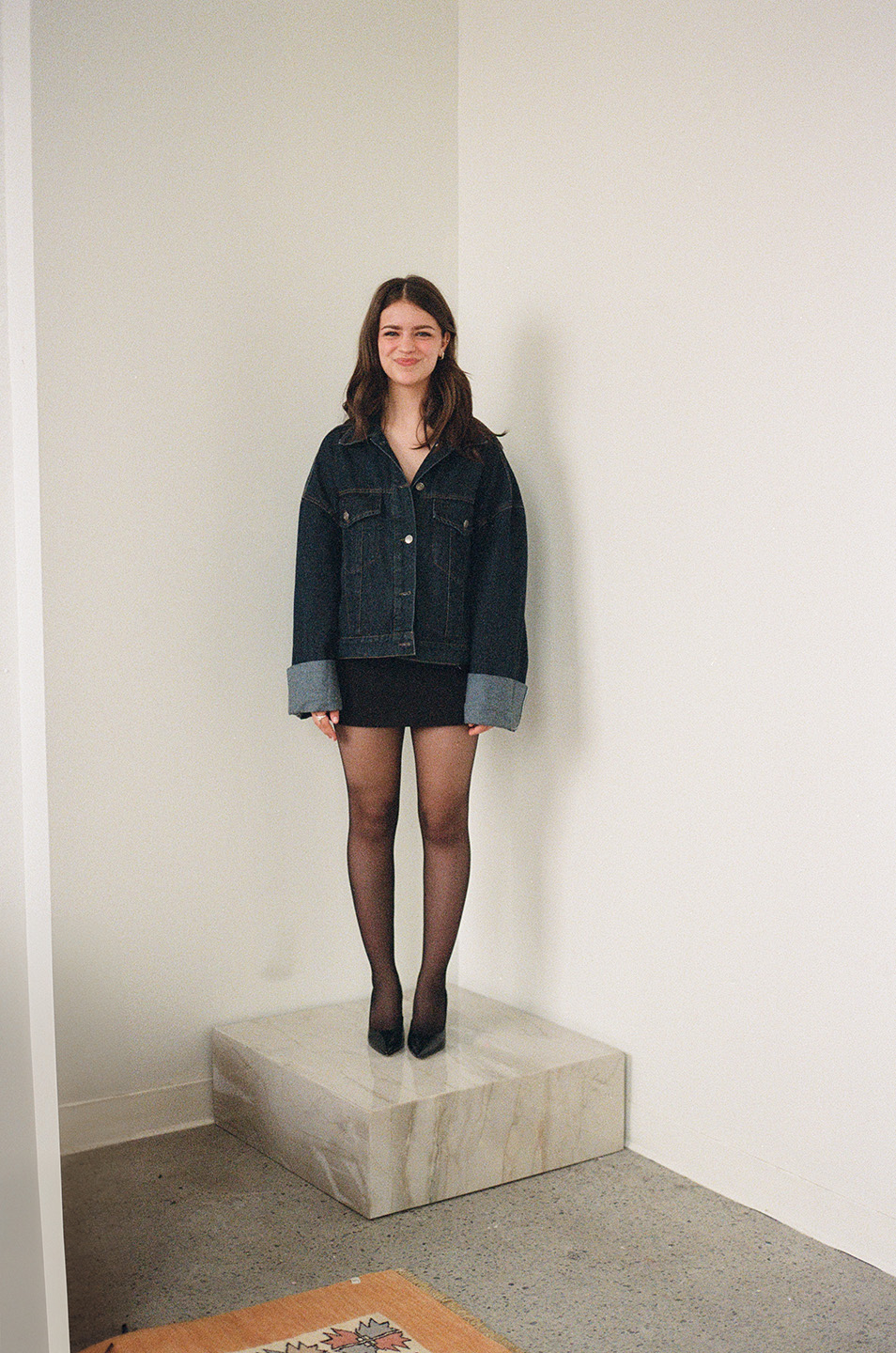 Ariane Brunet porte des talons hauts et des shorts noirs.