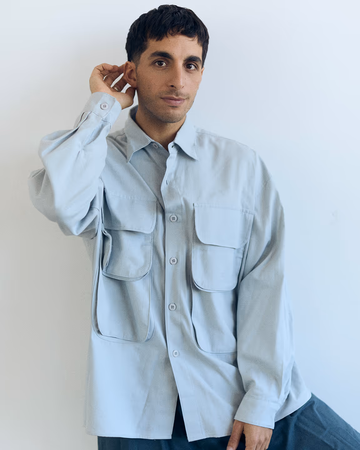 Mike Clay regarde la caméra d'un oeil timide avec une belle chemise bleue. La même qu'il a porté sur le tapis rouge du film Mille secrets Mille dangers.