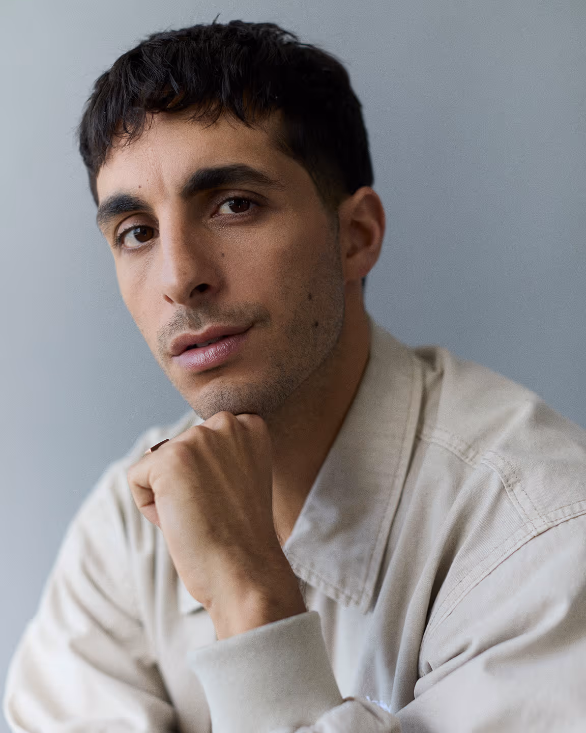 Mike Clay a un joueur de saxophone avec demi-sourire et les cheveux noirs.