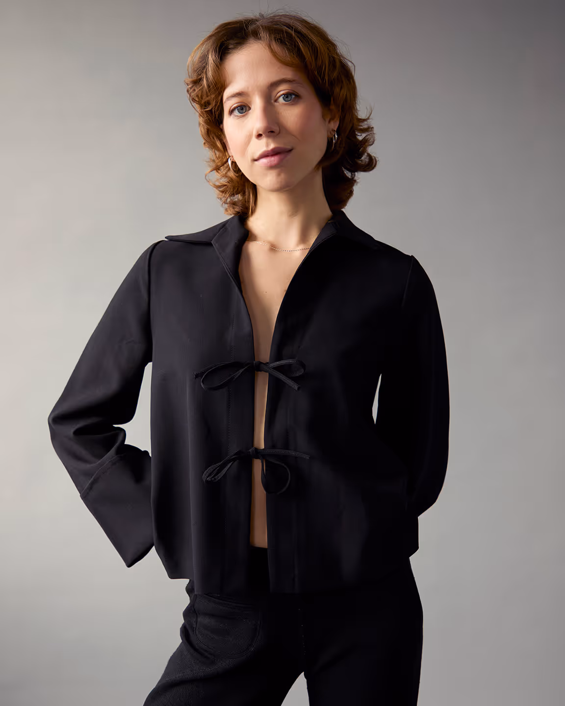 Margot Blondin est une magnifique femme avec un haut noir avec une boucle. 