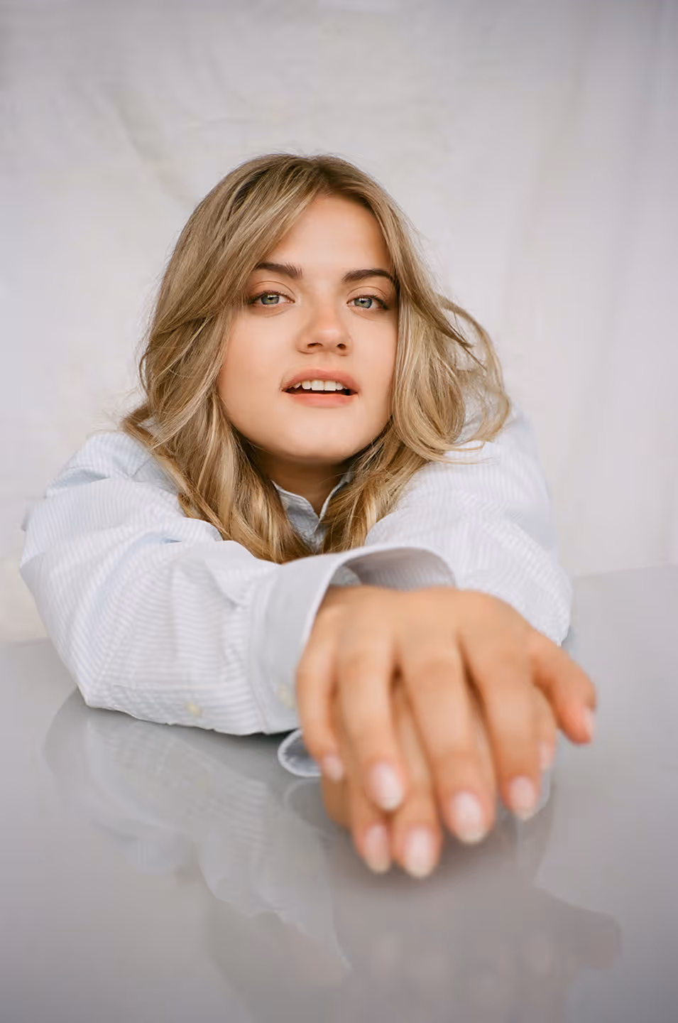 Alice Morel-Michaud est une actrice blonde aux yeux bleus avec des beaux ongles du Manoir.