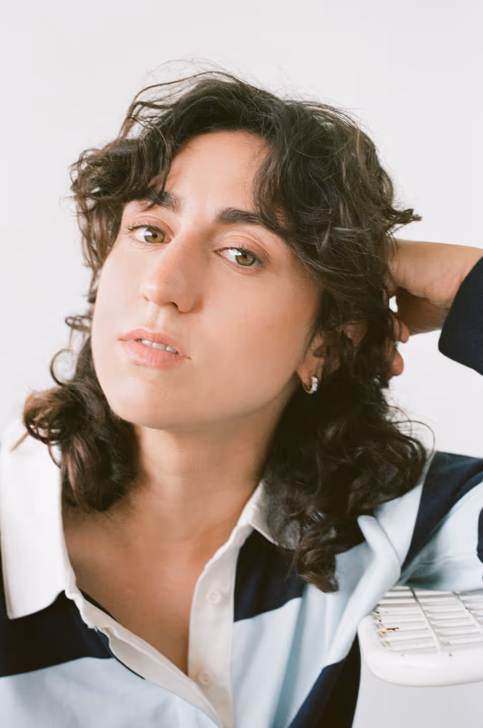 Célia Gouin-Arsenault avec une coupe mullet de lesbienne masculine et des yeux verts.