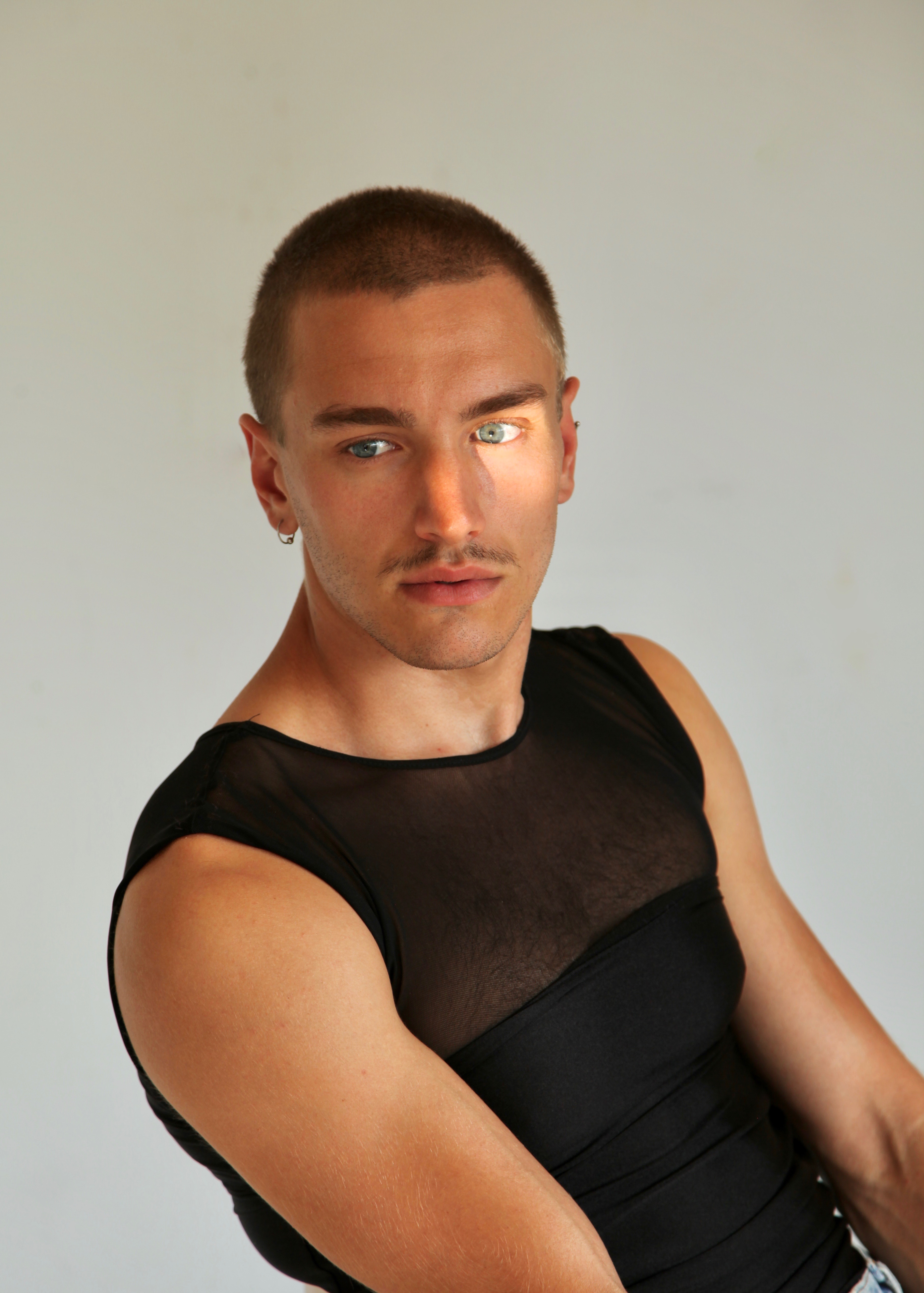 Xavier Bergeron est un acteur blonds aux yeux bleus avec la tête rasée.