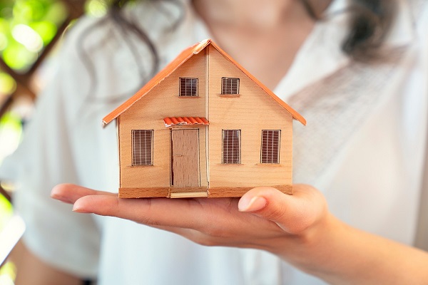 Discover the benefits of selling your house off market, including privacy and flexibility. Learn how to navigate the off-market sales process.