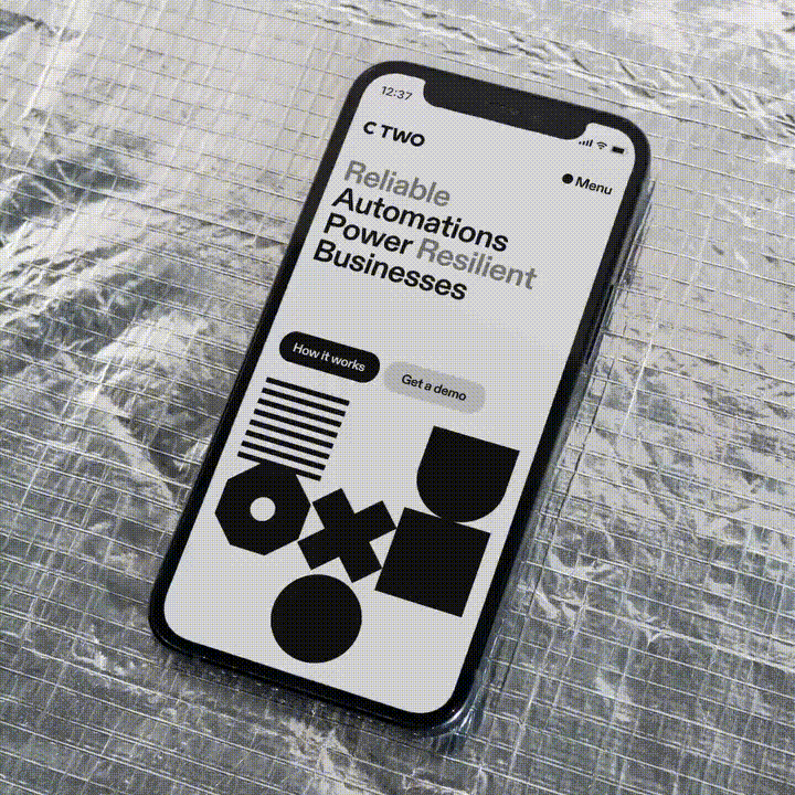 una foto de un telefono mobil enseñando una aplicacion de automatizaciones.