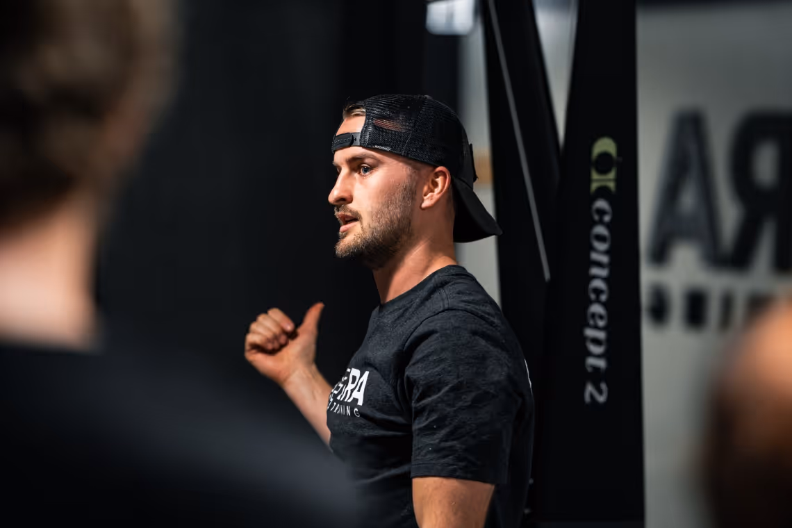 Coach joachim som snakker med medlemmene