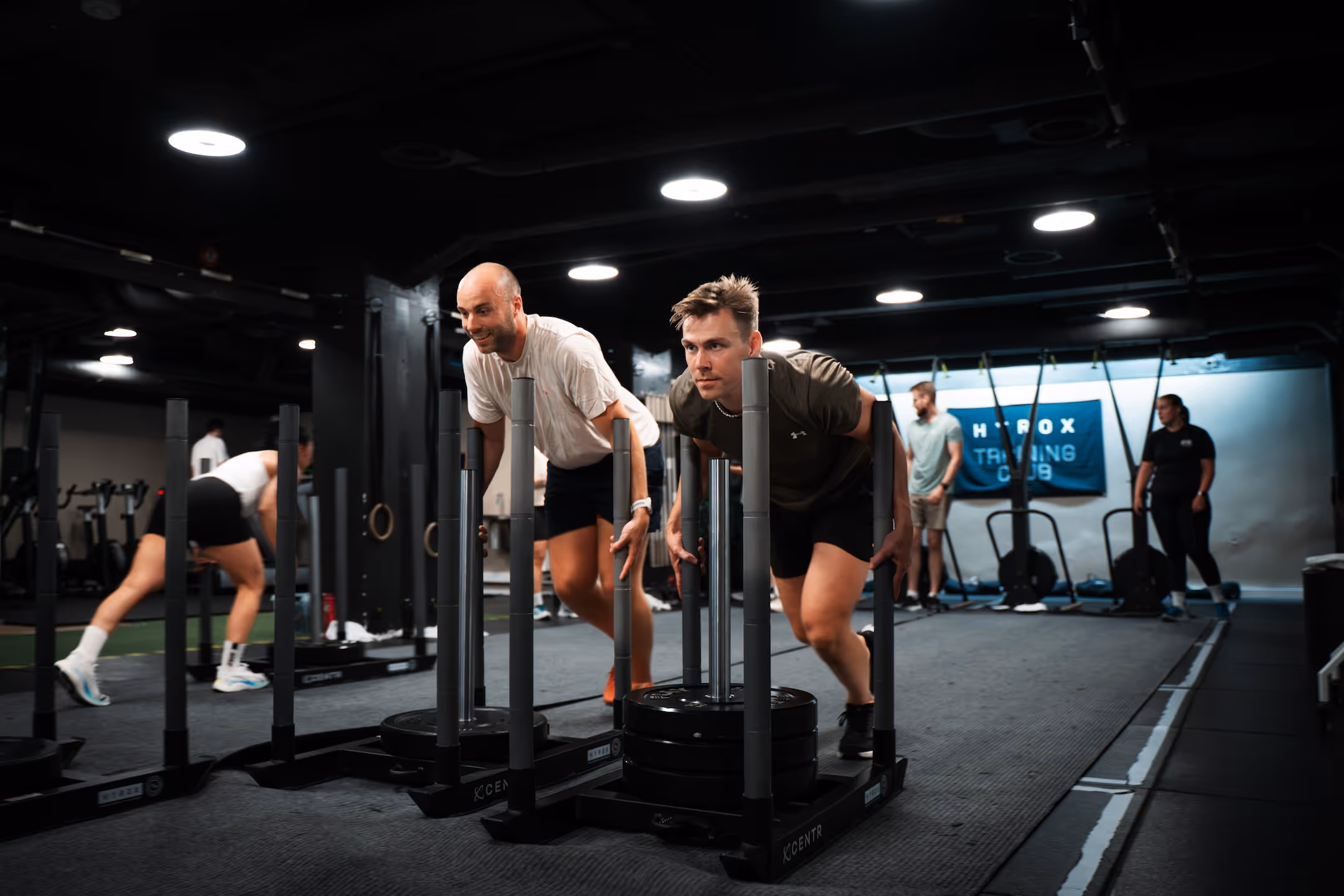 Hyrox Gruppetime med sled push på Æra Training.