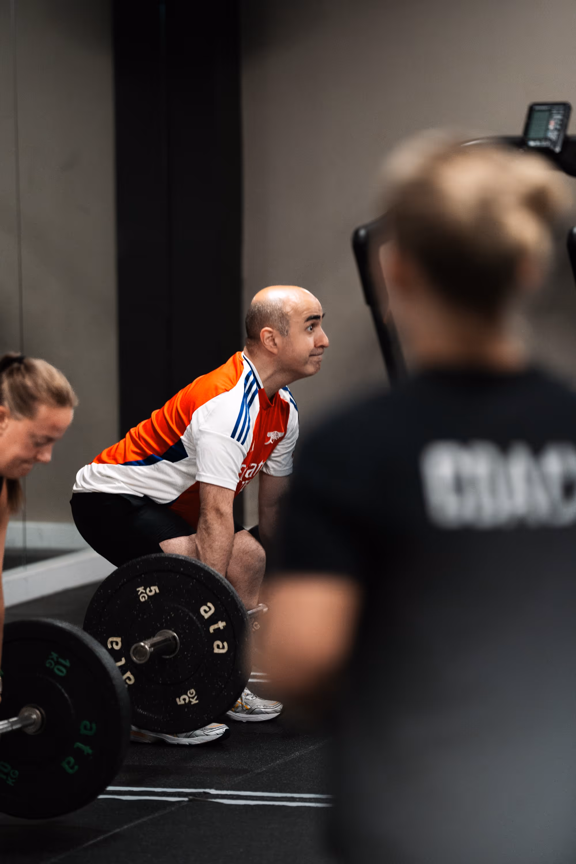 Deltaker løfter vekter under styrketrening med coach hos Æra Training i Oslo.