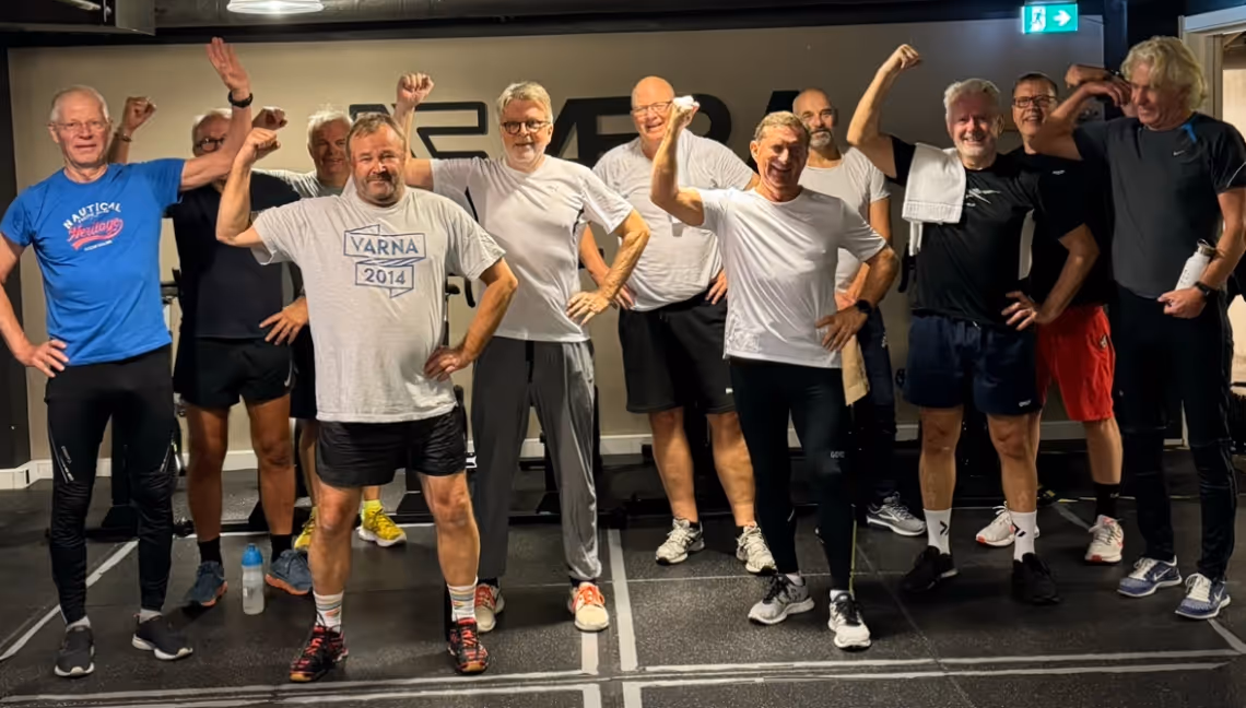 Gruppe med seniorer på trening hos Æra