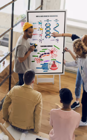 Un groupe de jeunes discutant devant un tableau blanc affichant des schémas colorés d'ADN et de neurones.