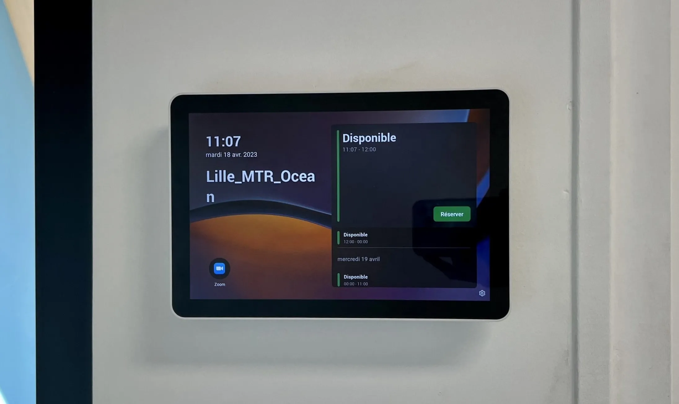 Écran mural affichant la réservation de la salle Lille_MTR_Ocean avec disponibilité et option Réserver à 11h07 le 18 avril 2023.