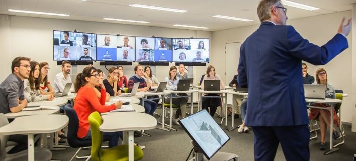 Barco WeConnect : des universités créent des salles de cours hybrides "waouh" - salle de cours