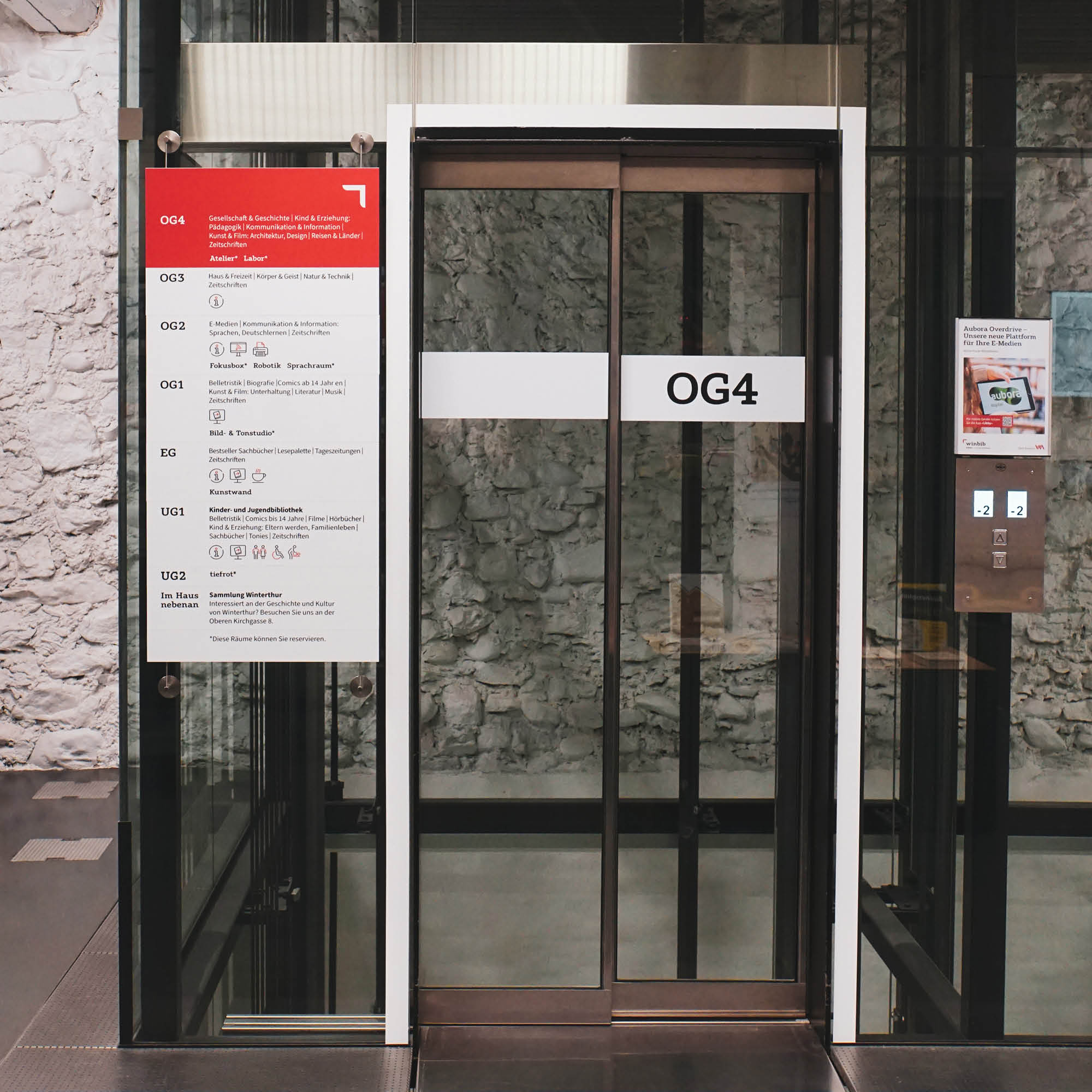 Orientierungsschild und Liftbeschriftung