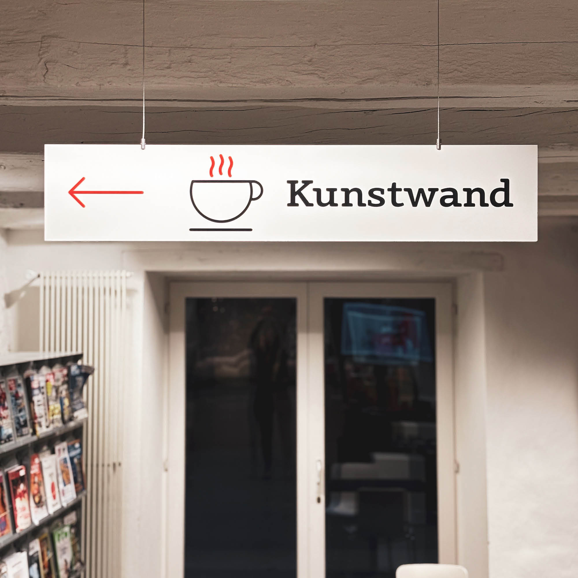Orientierungsschild Café und Kunstwand