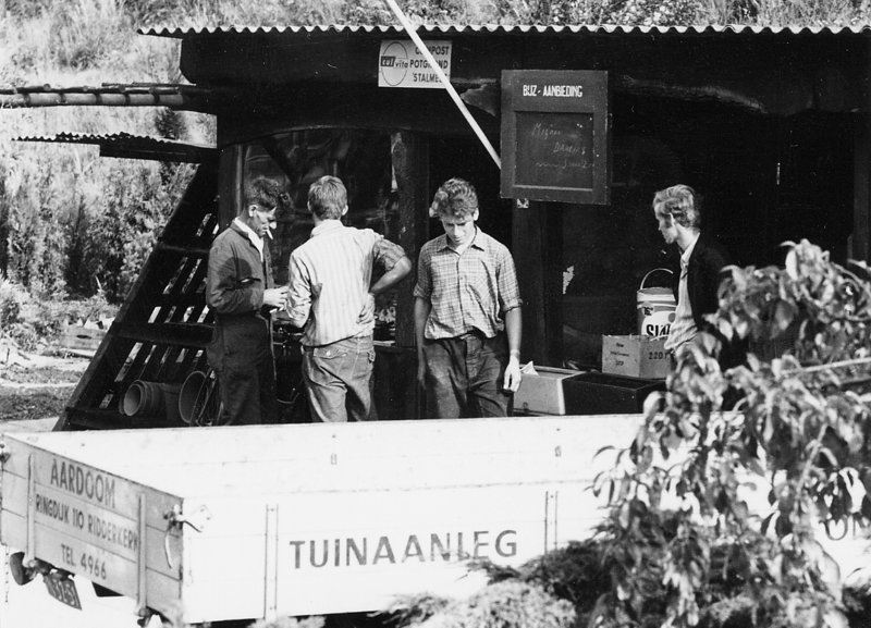 1960-TERUG VAN HET WERK EVEN NAPRATEN BIJ DE SCHAFTKEET