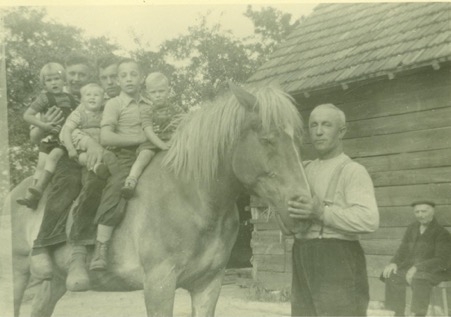 Foto is van 1956-1957. V.l.n.r.: Willemien Kennes, Piet Weijtmans, Jan Kennes, Wim Weijtmans, Tonnie Weijtmans, Kees Weijtmans (Jz), Cees Weijtmans Jz) en Jan Weijtmans (Kz), zittend op een bankje. Het paard heette Max en kwam van de Familie Meijdenberg van de Broeksie (Moergestel).
