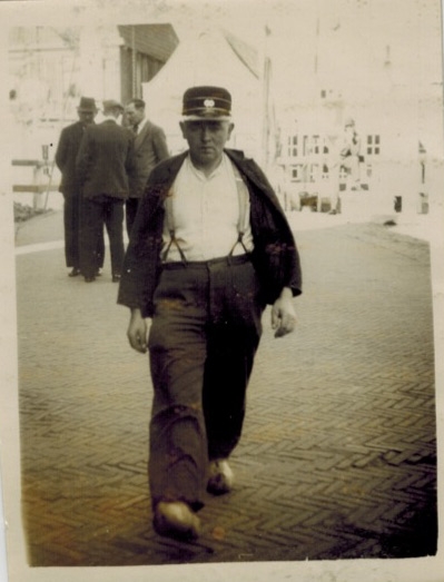 Jan van Dien bij de valbrug in Schipluiden