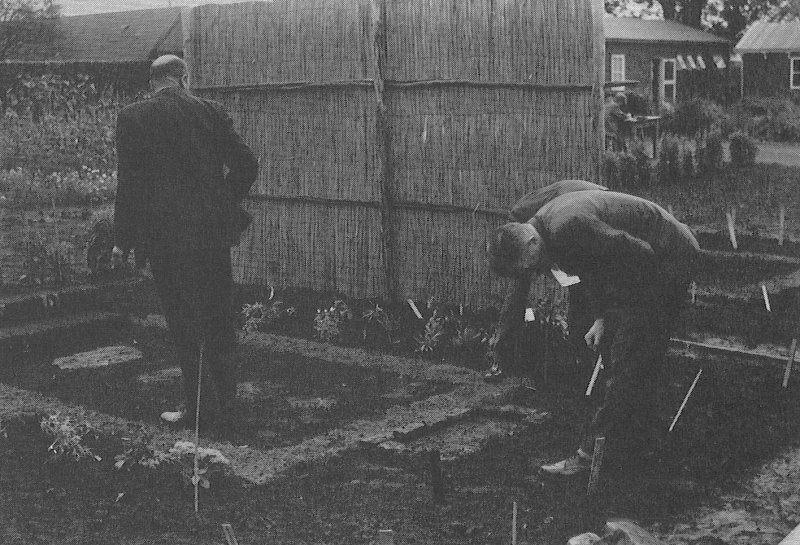 Foto 1.Beoordeling van een “tuintje”. De beplanting werd toen nog aangegeven met een naam op een houten spaan.