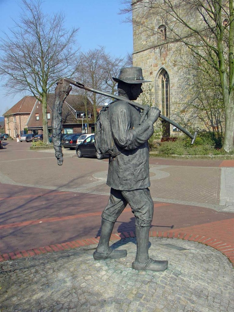 Een apart fenomeen op het platteland waren de Hannekemaaiers De hannekemaaiers waren seizoenarbeiders uit Duitsland (voornamelijk uit Westfalen en het Graafschap Lingen in de zeventiende tot en met de negentiende eeuw) die in de zomer te voet naar Nederland kwamen om op het land te werken. De term hannekemaaier is afkomstig van de naam Johannes, doorgaans afgekort tot Hannes en is ontleend aan de dag van traditionele indiensttreding, Sint Johannes dag (24 juni). Een andere benaming is grasmof Bovenstaande foto is gemaakt in Uelsen een plaatsje in het graafschap Bentheim