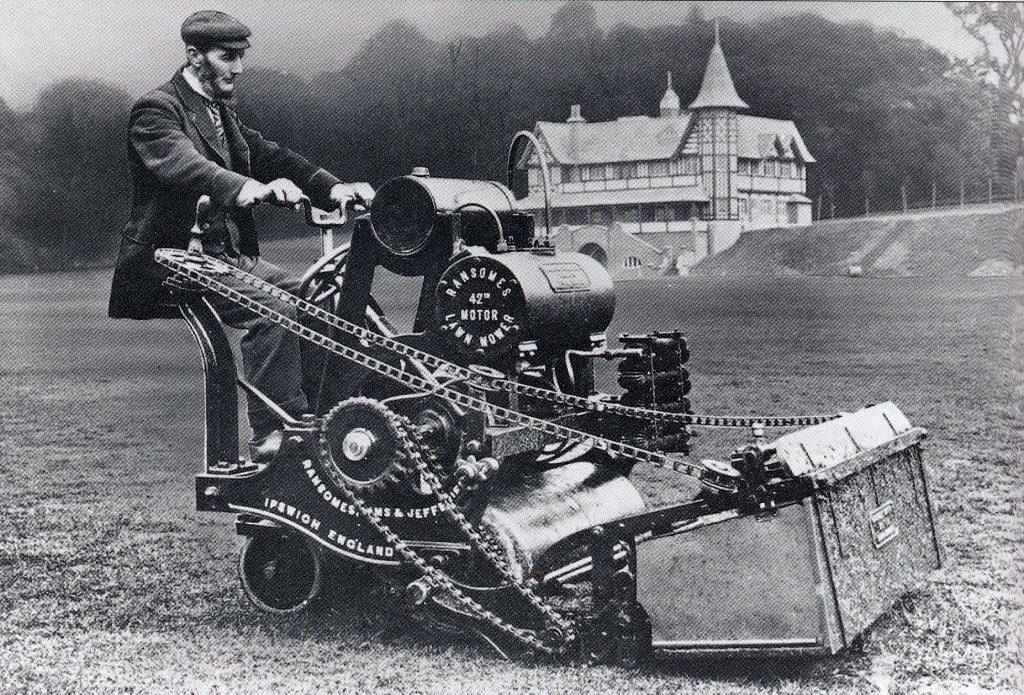 De eerste Ransomes benzine kooimaaier (1902)
