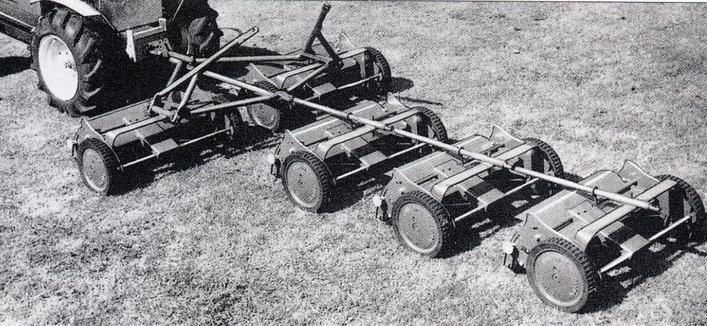Een set getrokken Ransomes kooimaaiers