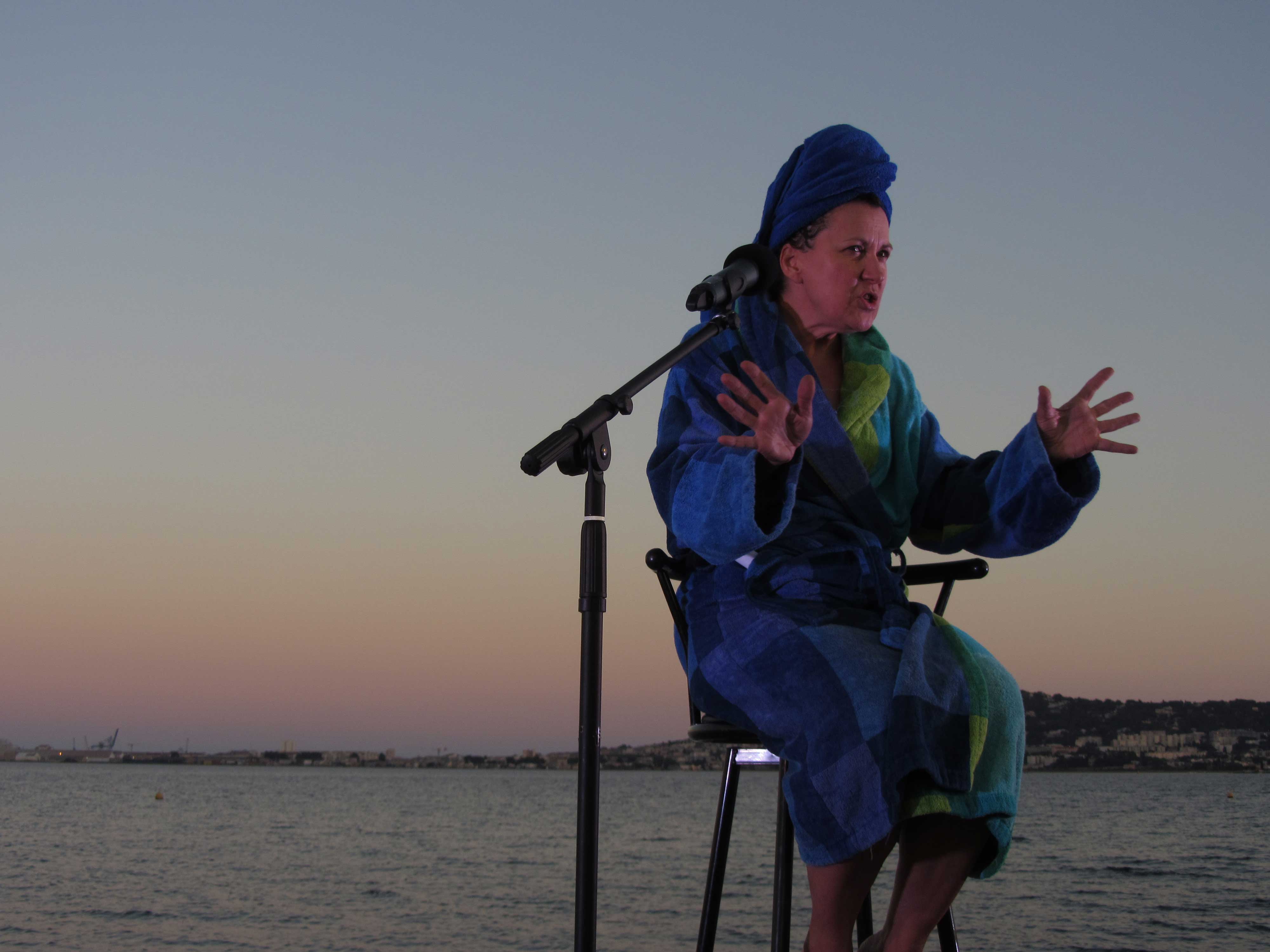 Photo du spectacle Merveilleuses histoires de Méditerranée interprété par Sophie Chenko en bord de mer