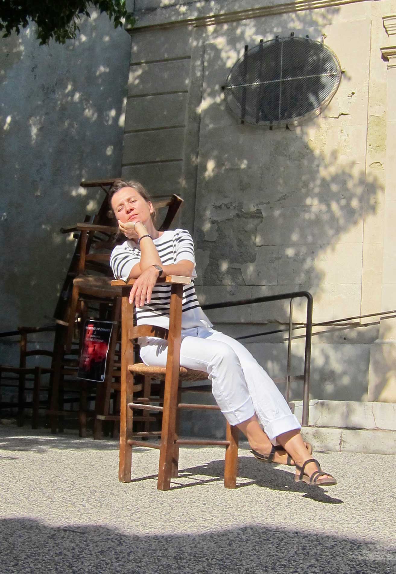 Photo de Sophie Chenko, histoires de chaises, prétexte à collectage, à Bouzigues