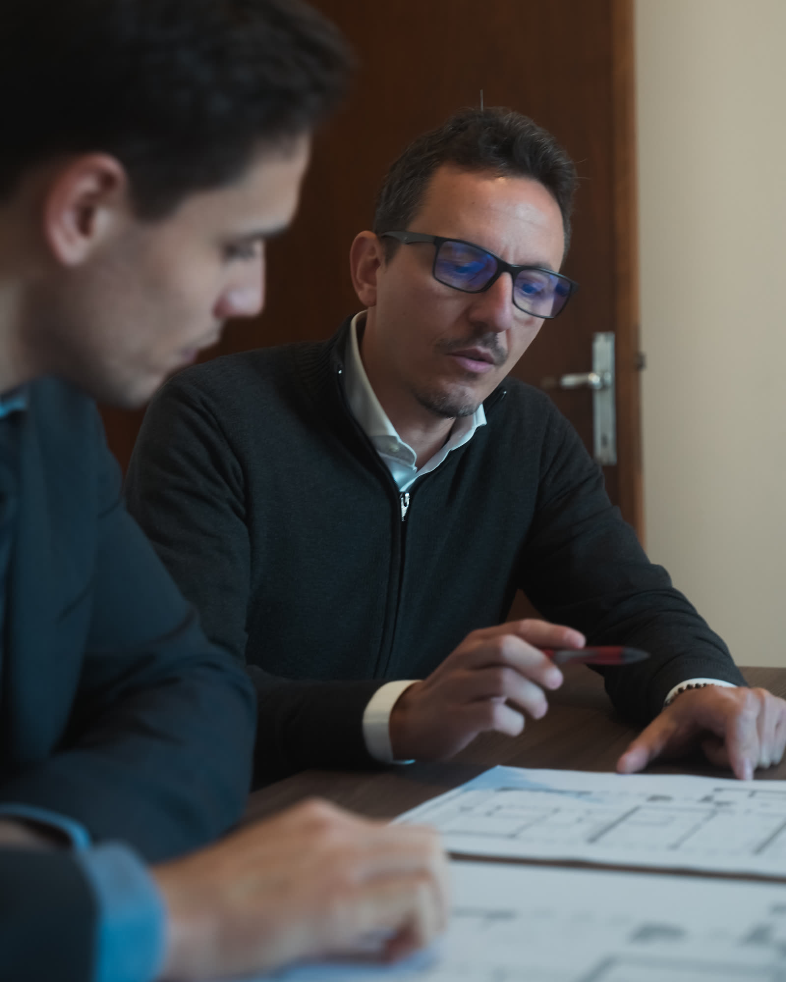 Team Armatori Group durante un'analisi tecnica su planimetria
