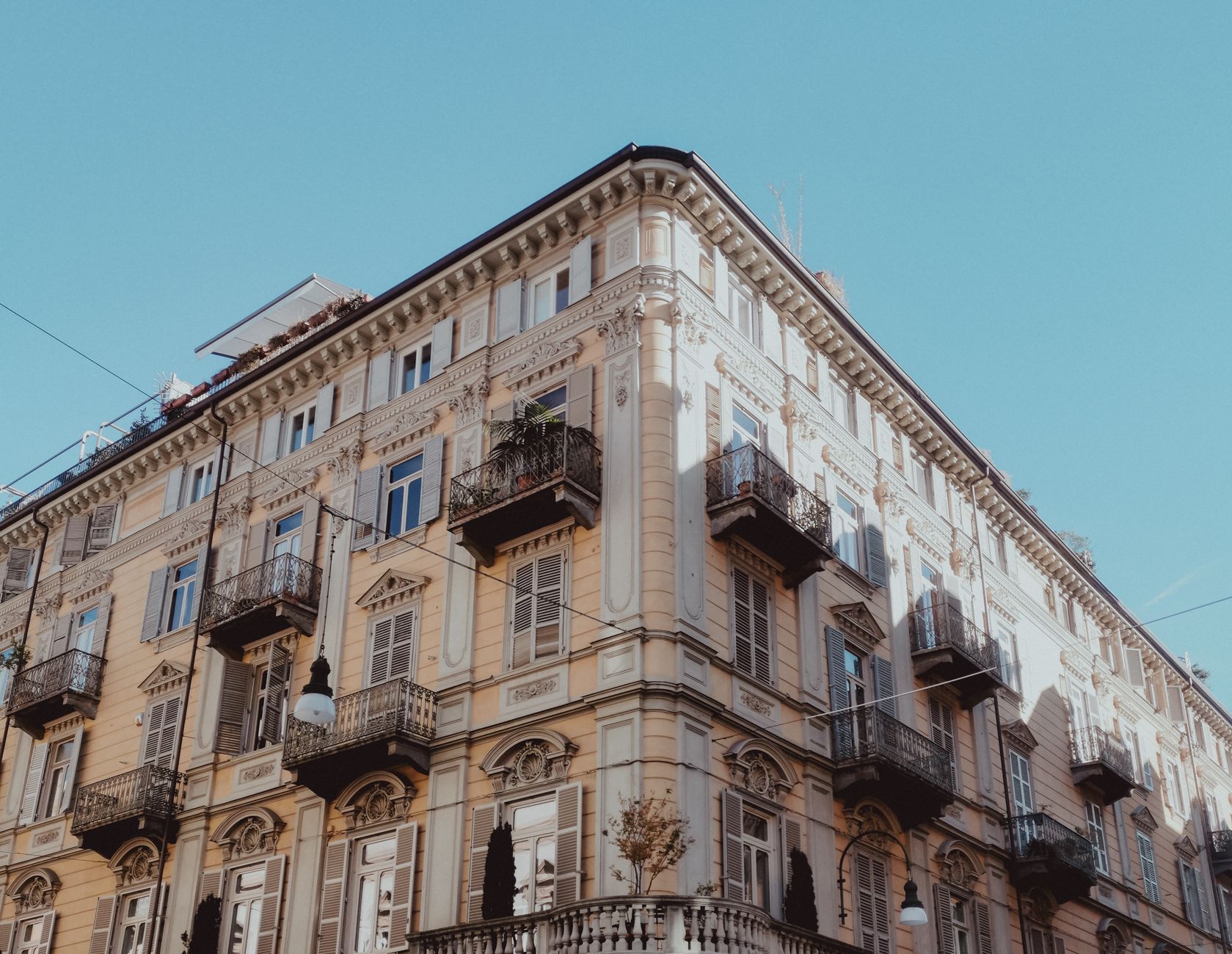 Facciata di un palazzo storico italiano con balconi
