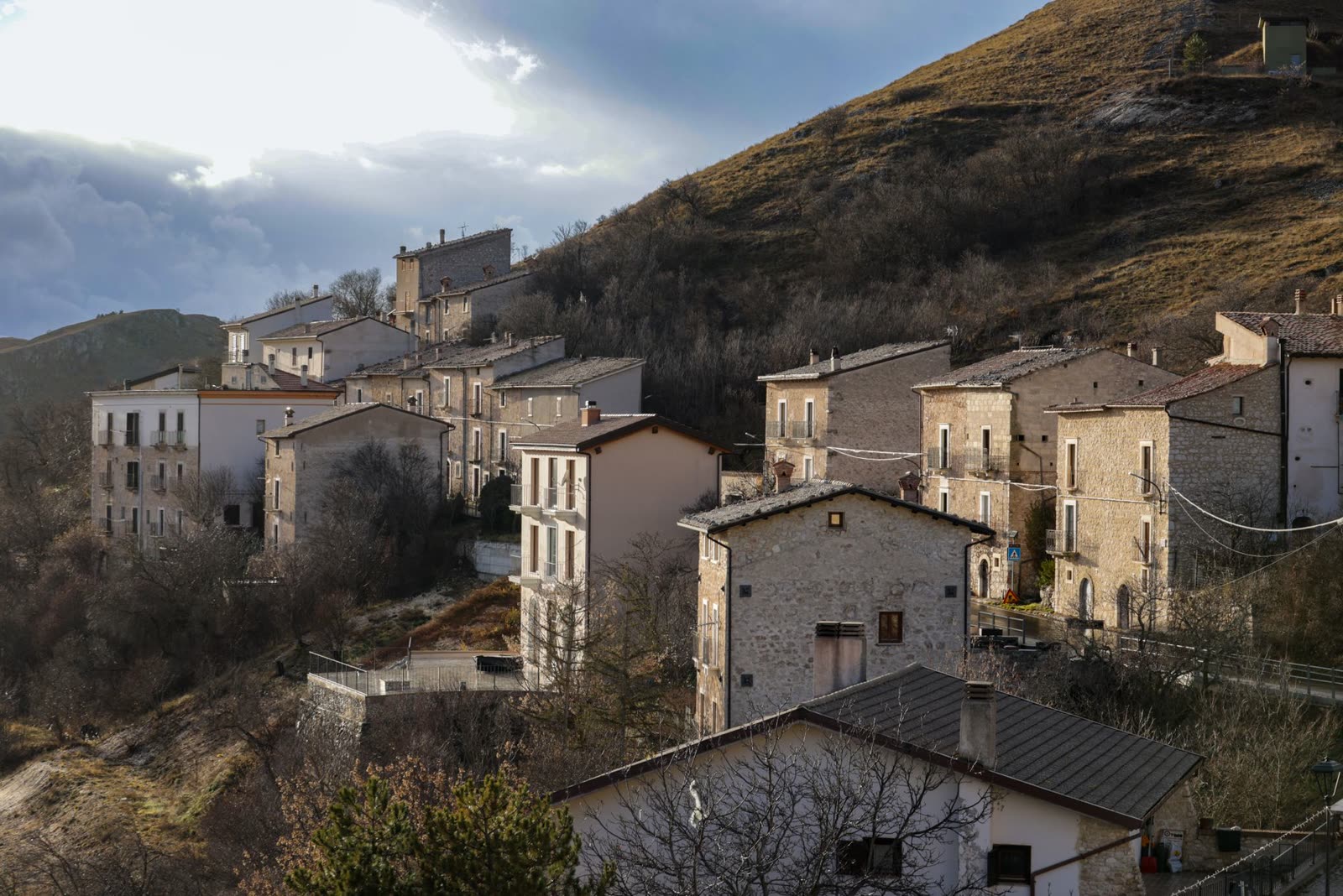 Case in pietra di un borgo italiano affacciate sul pendio di una collina