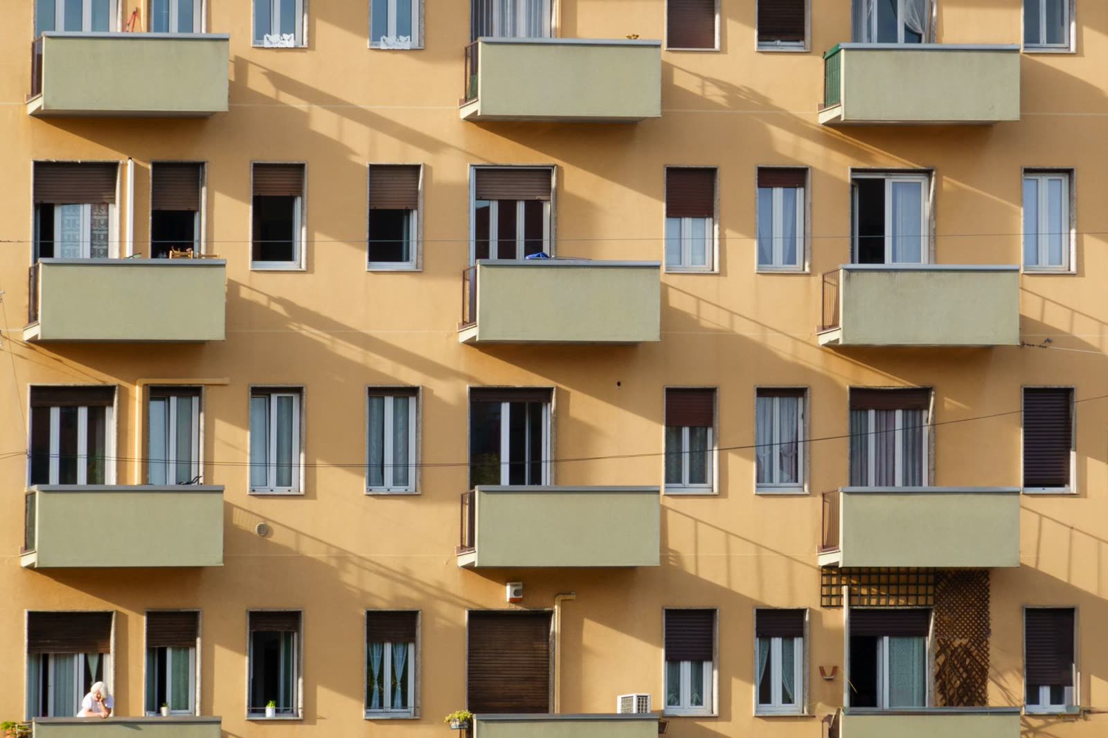 Facciata di un edificio residenziale italiano con balconi e finestre al sole