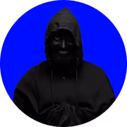 Человек в темном худи с капюшоном и маской на лице на синем фоне.