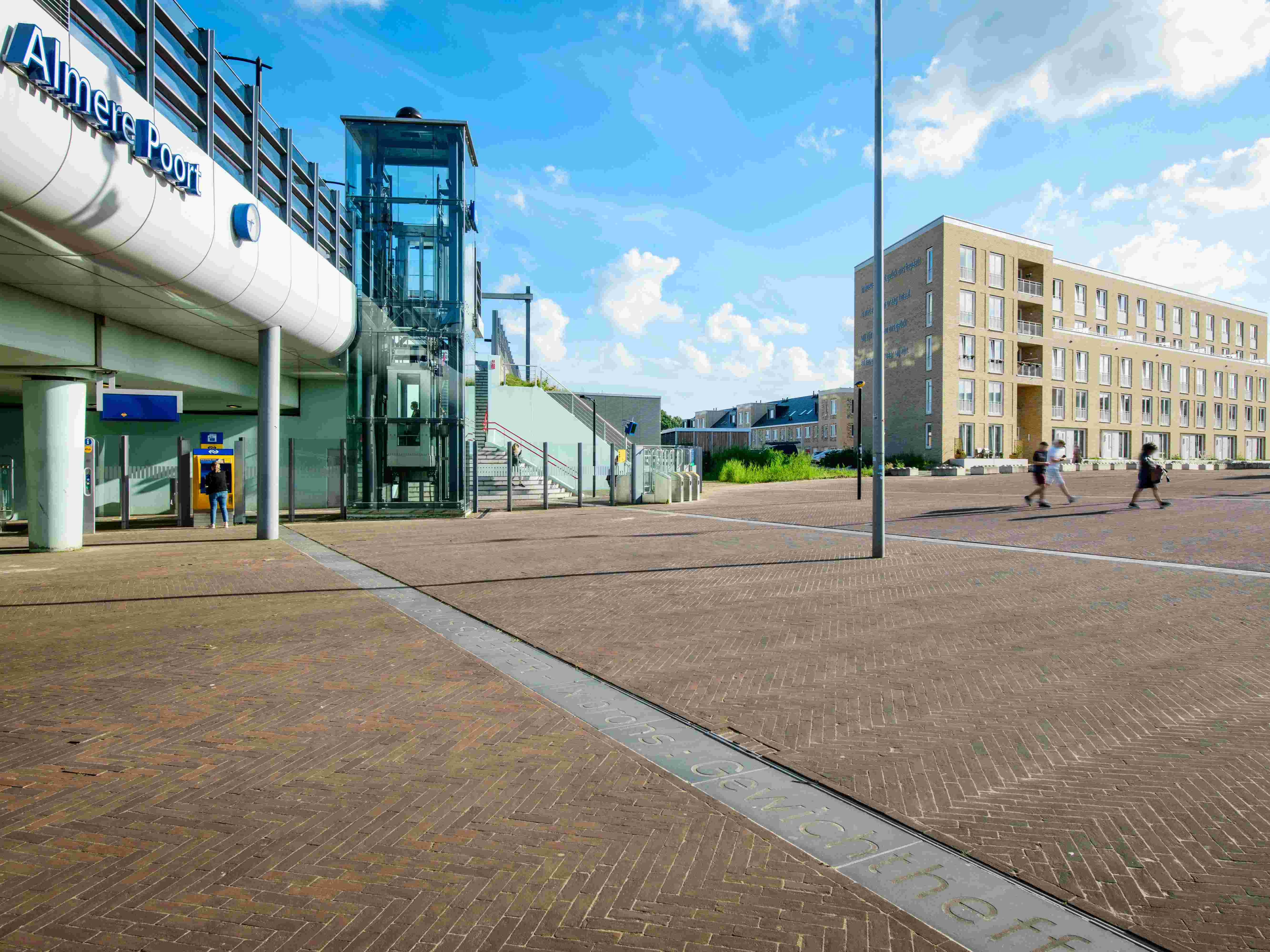 foto van station Almere Poort met het naast gelegen Olympia gebouw