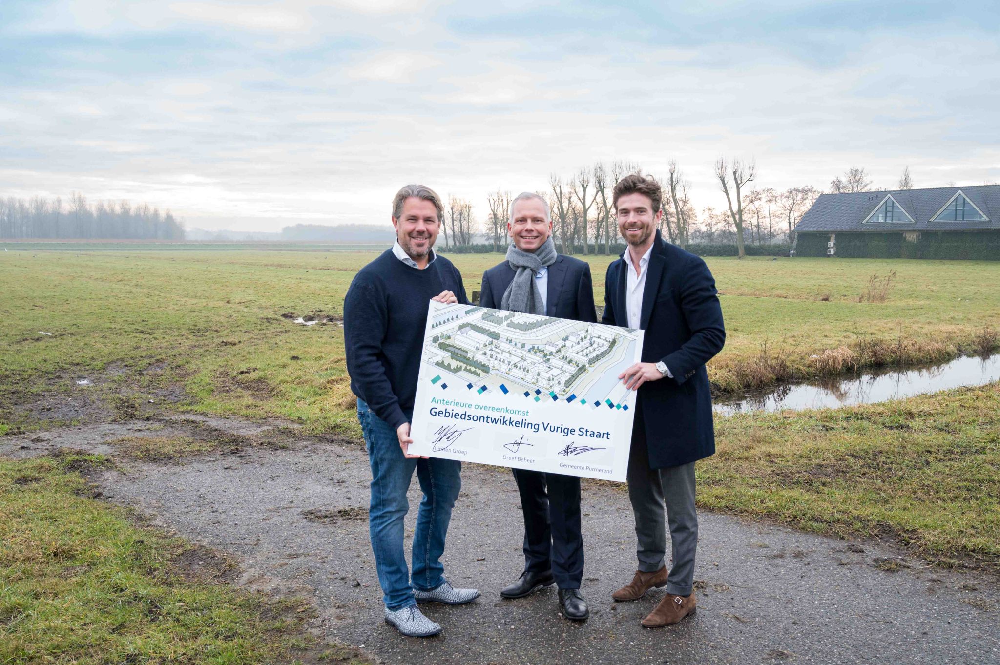 3 mannen staan in een weiland met daarbij de anterieure overeenkomst