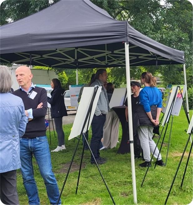 partytent met mensen die aan het praten zijn