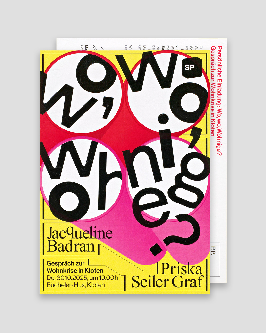 Mockup des gescannten Kampagnen-Flyers auf grauem Hintergrund. Zu sehen sind die Vorderseite sowie ein kleiner Teil der Rückseite des Flyers. (© Sandro Staudenmann)