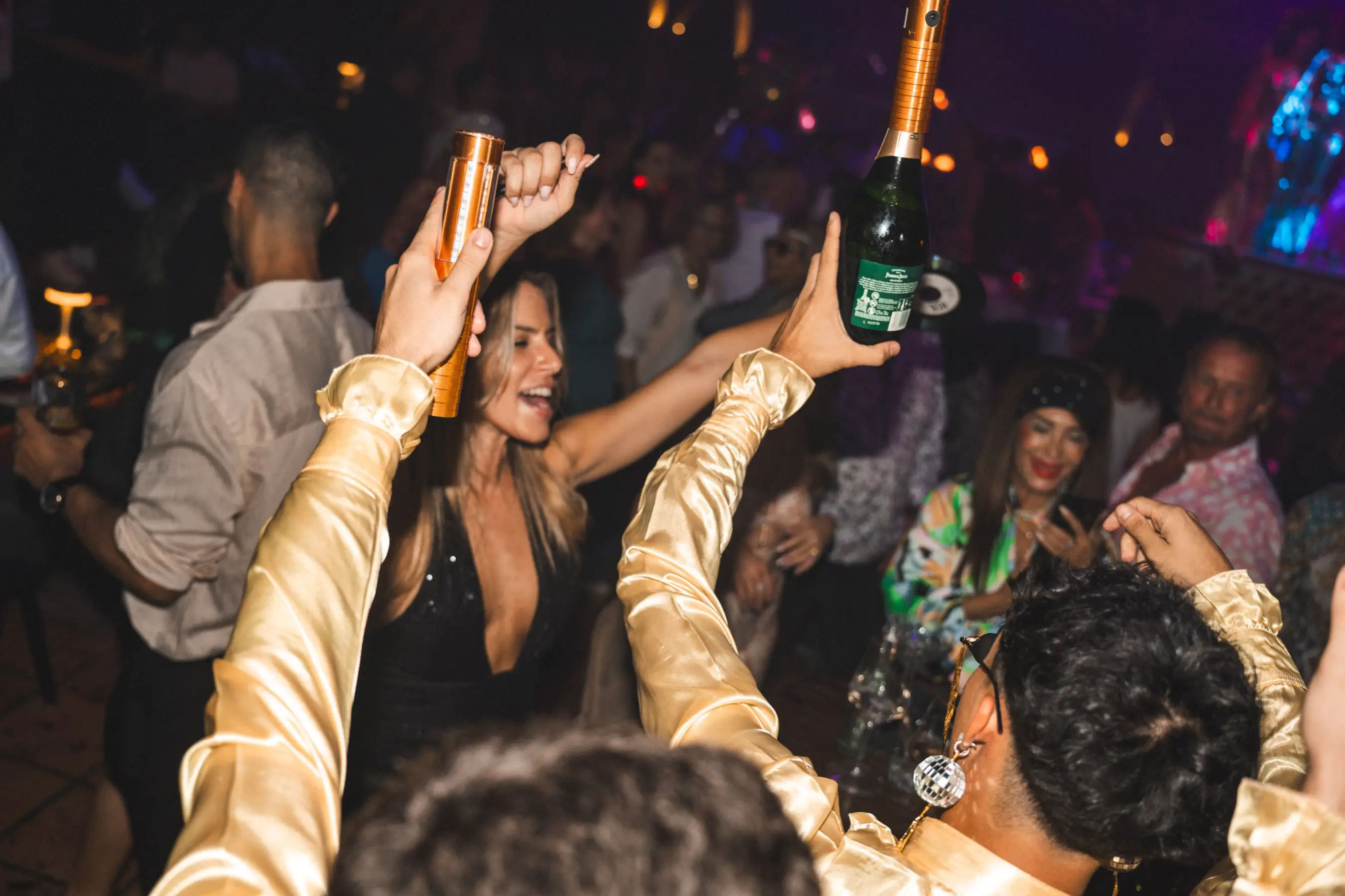 Hero image of guests dancing at Tabana Night Fever in Mallorca