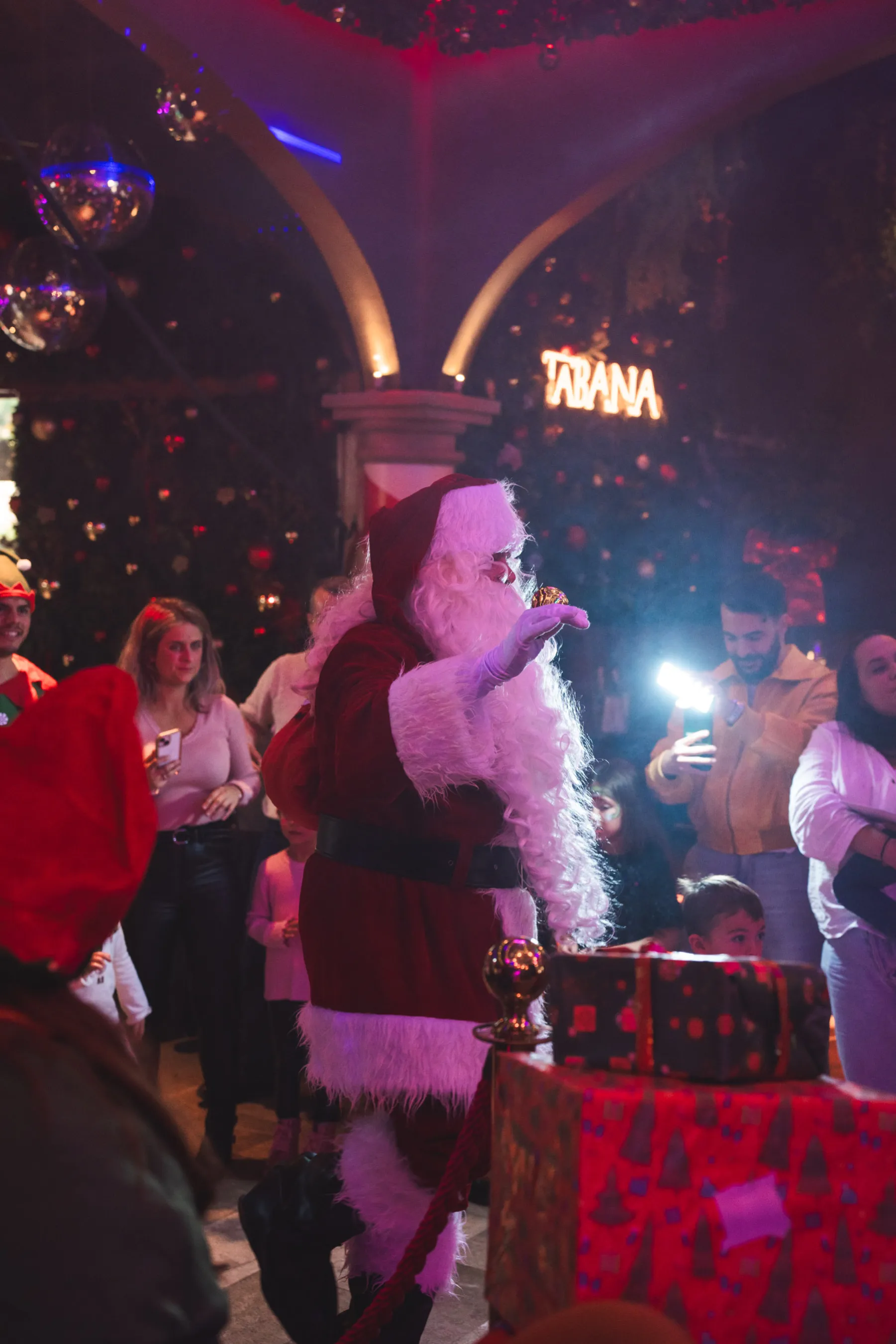 Families enjoying Santa’s Lunch event at Tabana with festive dining and entertainment in Mallorca.