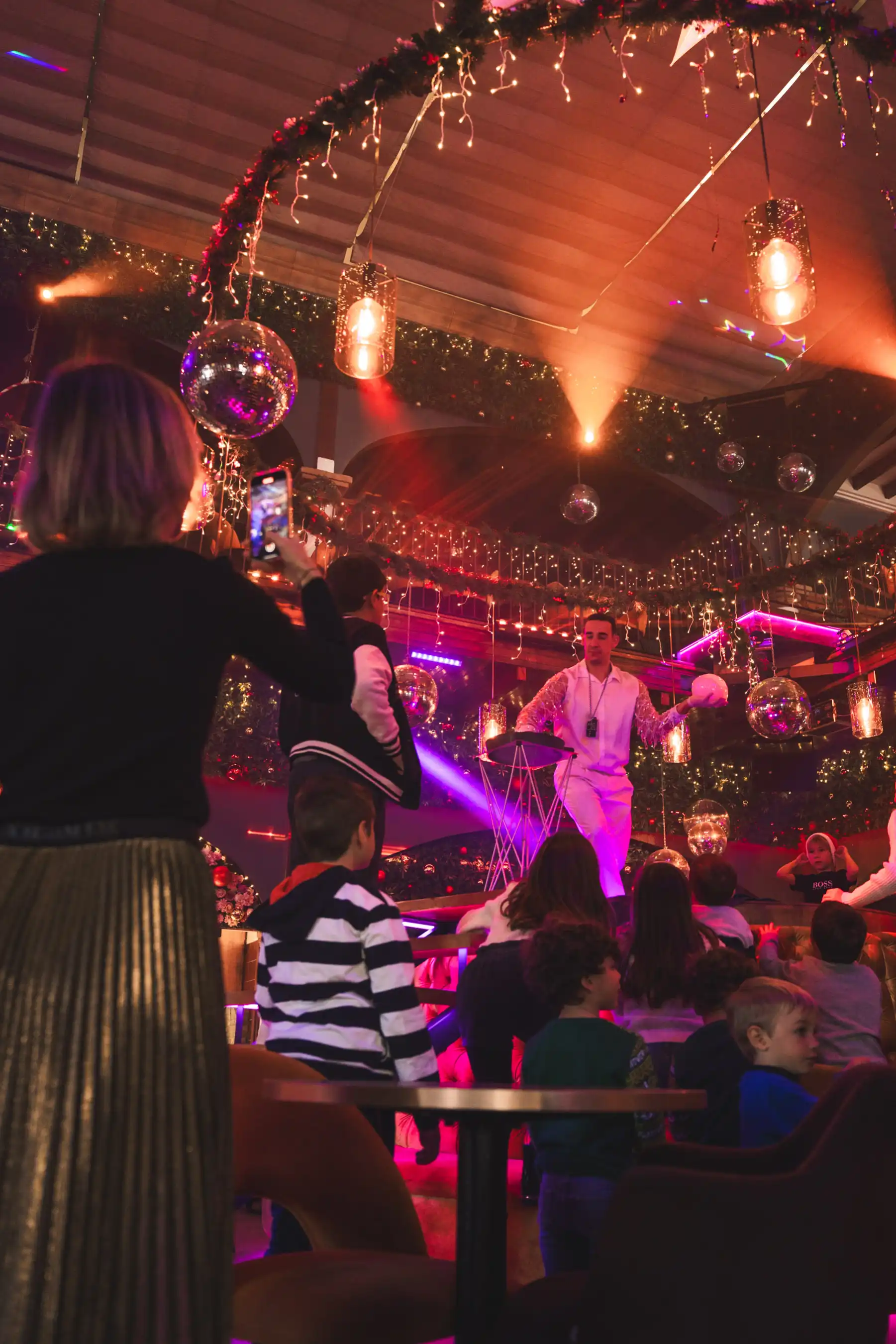 Festive bubble show performer on stage during Santa’s Lunch at Tabana Mallorca.