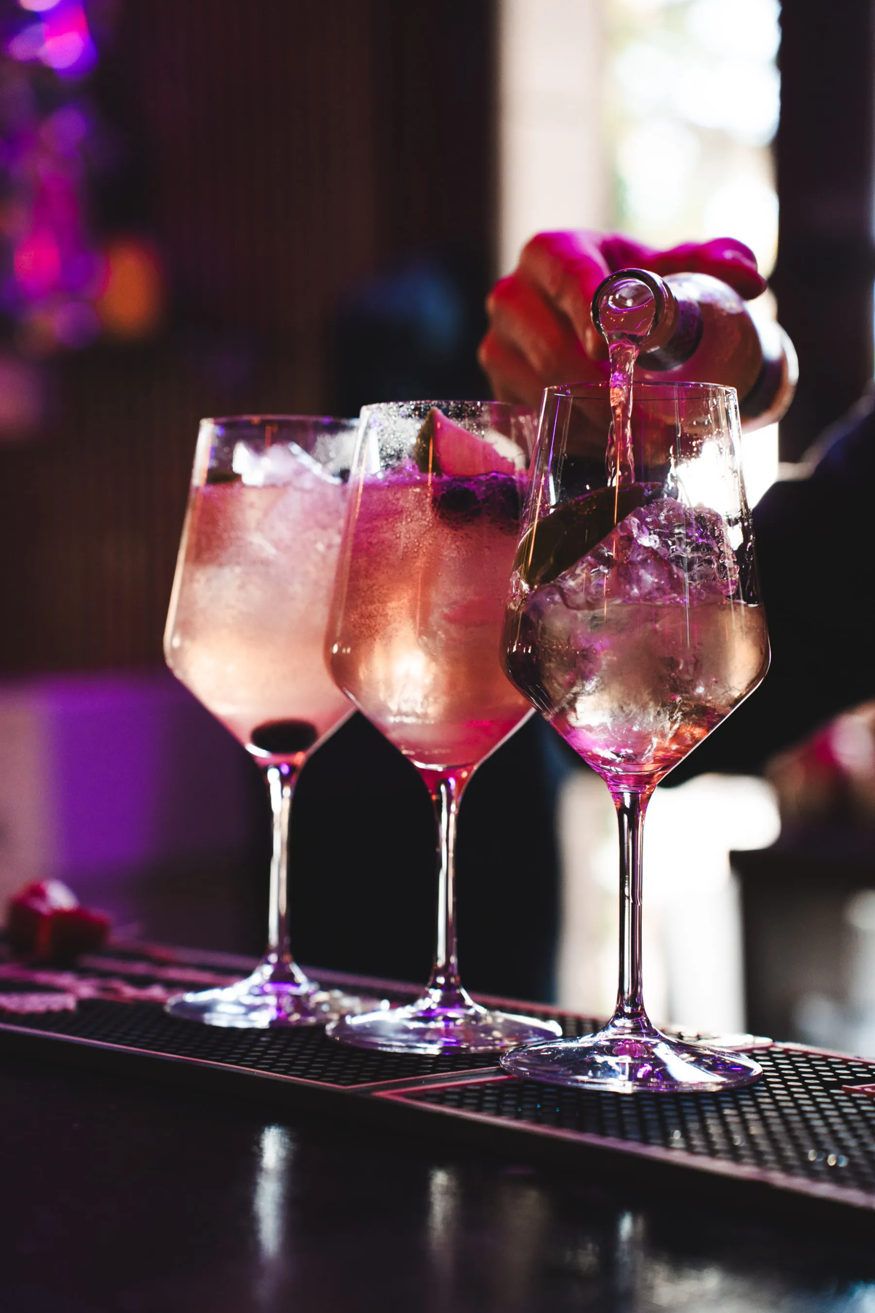 Bartender pouring festive cocktails for guests at Santa’s Lunch in Mallorca.