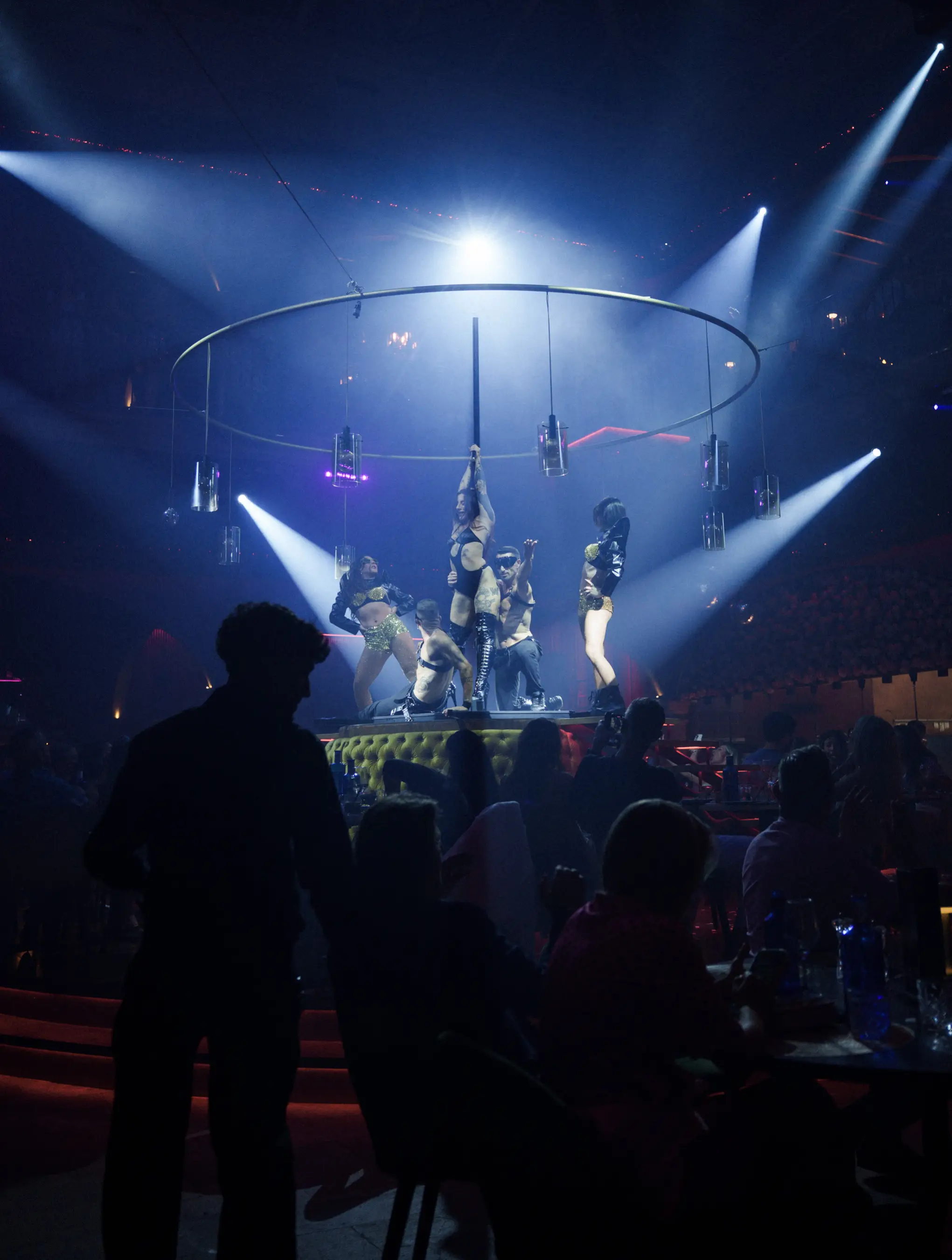 Dancers in tropical-themed costumes on stage during Miami Heatwave at Tabana Mallorca.