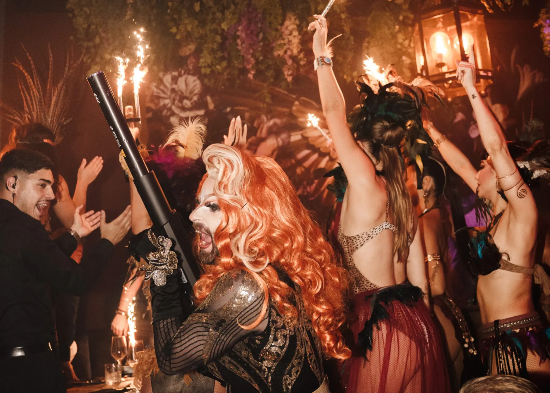 Live performers and guests celebrating at Tabana dinner show in Playa de Palma, Mallorca